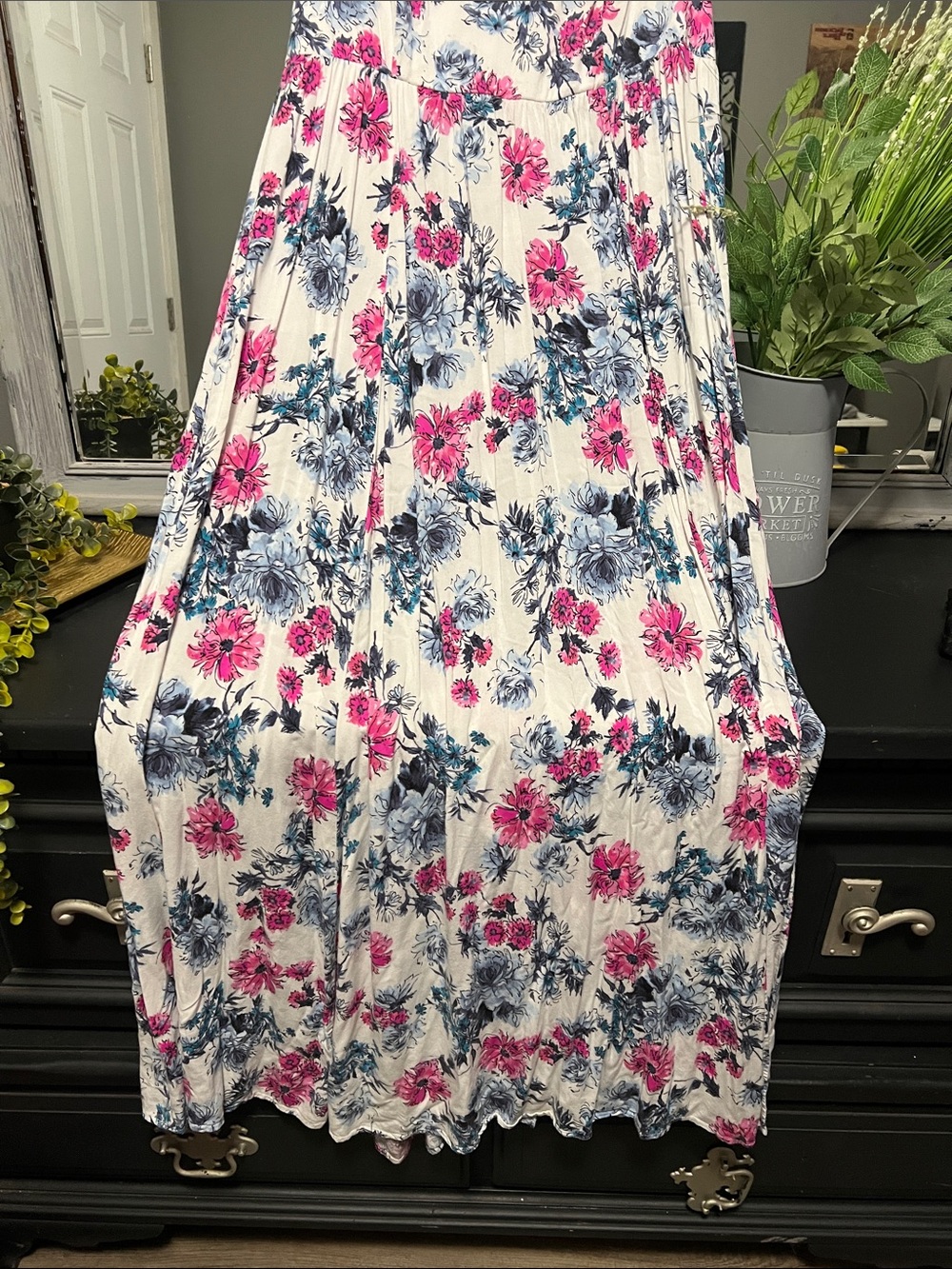 TORRID Floral V-Neck Maxi Dress in White with Pink & Blue Floral Print - Picture 4 of 7